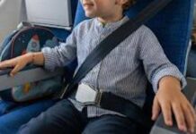 Bambino non vuole di allacciarsi la cintura prima del decollo, volo cancellato