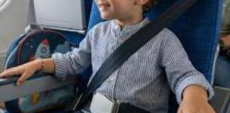 Bambino non vuole allacciarsi la cintura prima del decollo, volo cancellato