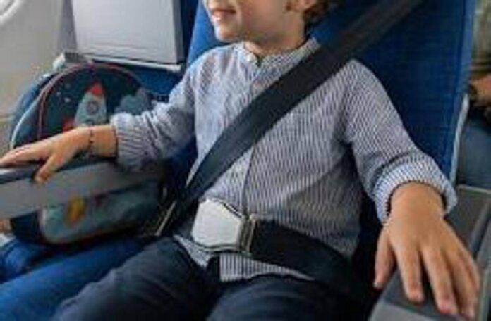 Bambino non vuole di allacciarsi la cintura prima del decollo, volo cancellato