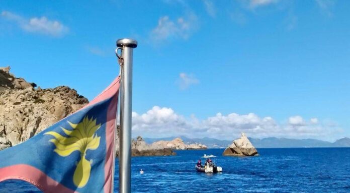 Barchino di migranti travolge e uccide 17enne che fa il bagno sul sup a Su Giudeu: arrestato scafista