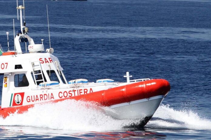 Barletta, fa il bagno in mare di sera e ha un malore in acqua: morto 69enne