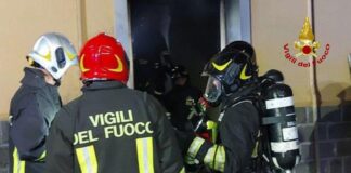 Bologna, incendio in palazzo di quattro piani: 7 adulti e due bambini in ospedale