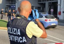 Brescia, accoltellata dall’ex marito davanti al figlio fuori da un centro commerciale