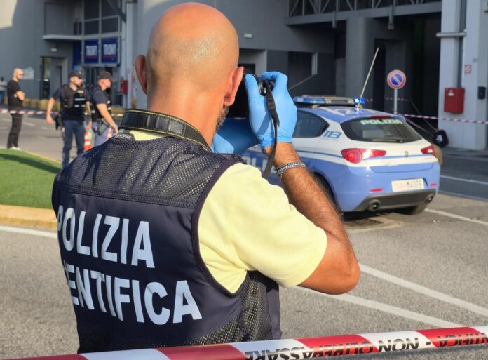 Brescia, accoltellata dall’ex marito davanti al figlio fuori da un centro commerciale