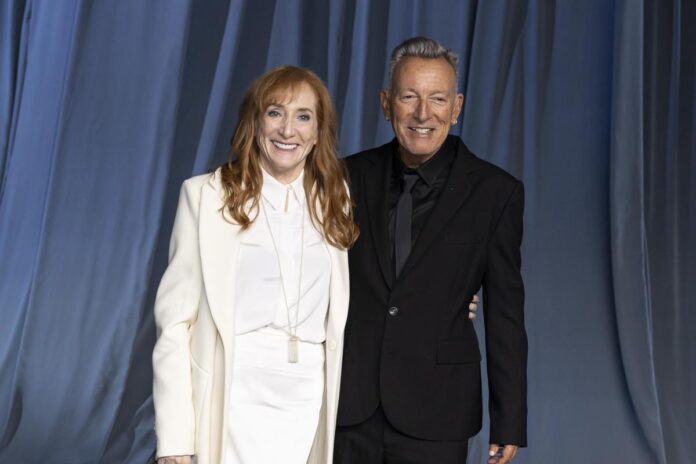 Bruce Springsteen, tumore della moglie Patti Scialfa in remissione: “La ricerca non è politica ma speranza”
