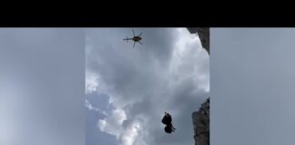 Cade con il parapendio su una parete rocciosa: il soccorso è incredibile