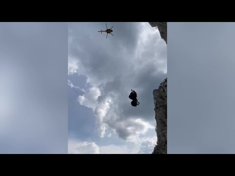 Cade con il parapendio su una parete rocciosa: il soccorso è incredibile