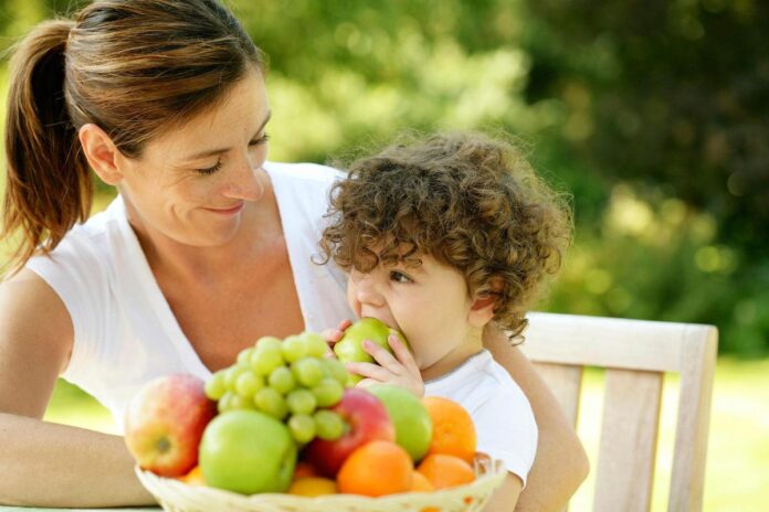 Caldo e bambini, il menù anti-afa dei pediatri: “Più acqua, frutta e pasti leggeri”
