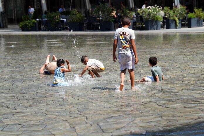 Caldo estremo, ancora afa record dopo il picco di oggi: cosa succede nel weekend