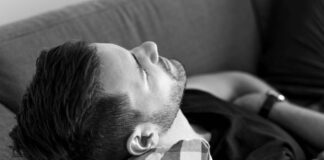 Caldo record, lo psicologo: “Stress fisico e mentale da afa persistente, 4 consigli contro l’irritabilità”