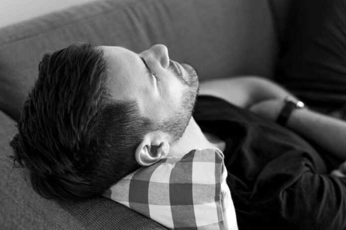 Caldo record, lo psicologo: “Stress fisico e mentale da afa persistente, 4 consigli contro l’irritabilità”
