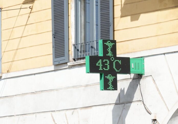 Caldo record oggi lunedì 3 agosto, scatta l’allerta: 25 città da bollino rosso