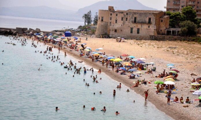 Caldo record, venerdì bollente: oggi bollino rosso in 9 città, c’è anche Roma