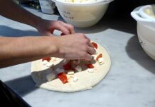 Cambiano le ordinazioni e le pizze arrivano in ritardo, titolare preso a schiaffi a Correggio