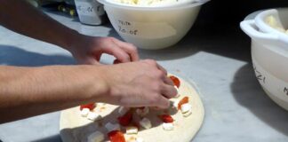 Cambiano le ordinazioni e le pizze arrivano in ritardo, titolare preso a schiaffi a Correggio
