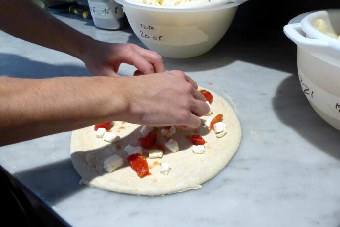 Cambiano le ordinazioni e le pizze arrivano in ritardo, titolare preso a schiaffi a Correggio