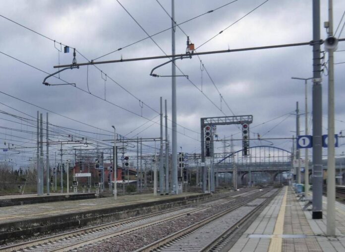 Caos a Ventimiglia, fulmine manda in tilt la sala comando della stazione: stop ai treni
