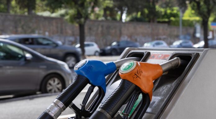 Carburanti, governo proroga sconto sulle accise fino al 5 settembre. Tensioni Fi-Lega su extraprofitti