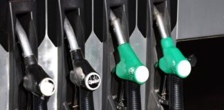 Caro carburanti, non si ferma la corsa dei prezzi: la benzina ‘sfonda’ 2 euro sulla rete stradale