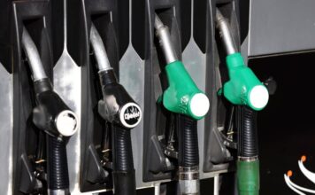 Caro carburanti, non si ferma la corsa dei prezzi: la benzina ‘sfonda’ 2 euro sulla rete stradale