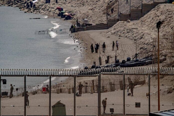 Ceuta, allerta per un nuovo assalto: il Marocco blocca centinaia di migranti