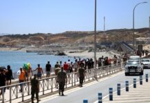Ceuta, ancora 2500 migranti in città. Marocco: “Avevamo avvertito Spagna”. Madrid: “Falso”