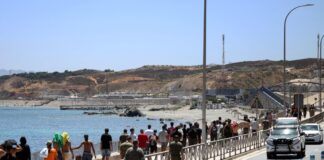 Ceuta, ancora 2500 migranti in città. Marocco: “Avevamo avvertito Spagna”. Madrid: “Falso”