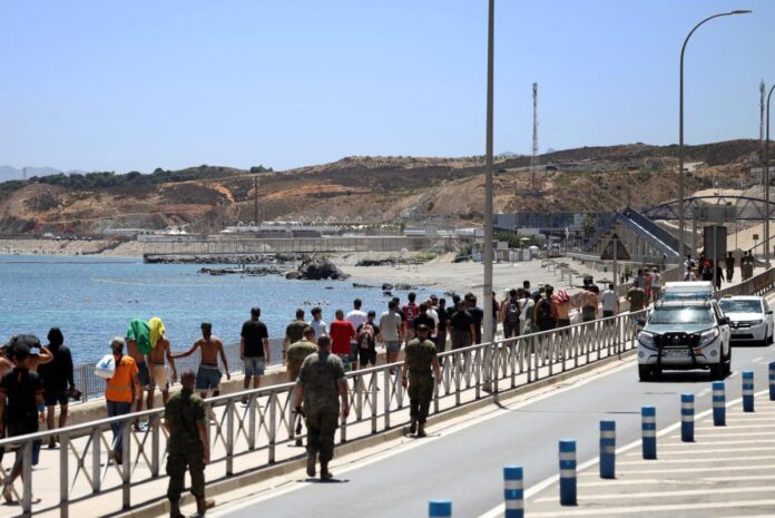 Ceuta, ancora 2500 migranti in città. Marocco: “Avevamo avvertito Spagna”. Madrid: “Falso”