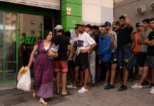 Ceuta, viaggio tra i migranti che provano a restare: “Ci avevano detto che la frontiera era aperta…”
