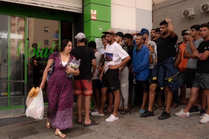Ceuta, viaggio tra i migranti che provano a restare: “Ci avevano detto che la frontiera era aperta…”