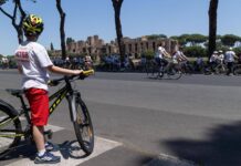 Codice della strada, da patente a 17 anni a obbligo casco e contrassegno e-bike: le 15 novità allo studio
