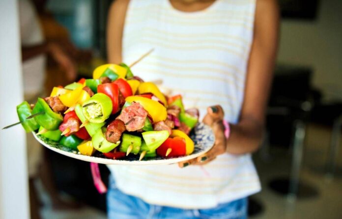 Come dimagrire senza contare le calorie e patire la fame? La lezione delle diete ‘veg’