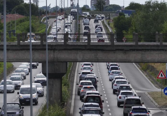 Controesodo, Codacons: “Caos tra cantieri e caro carburanti, odissea per gli automobilisti”