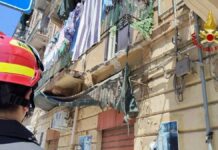Crolla balcone mentre stende i panni, grave donna di 56 anni a Palermo