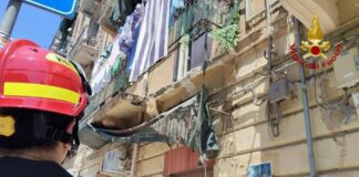 Crolla balcone mentre stende i panni, grave donna di 56 anni a Palermo
