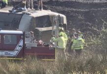 Deraglia treno nell’East Sussex: passeggeri intrappolati, soccorsi al lavoro