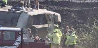 Deraglia treno nell’East Sussex: passeggeri intrappolati, soccorsi al lavoro