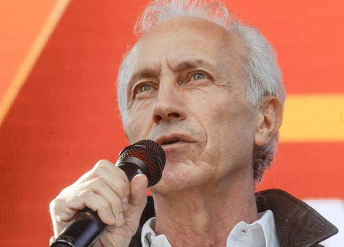 Di Battista ricoverato a Cuba, messaggio di Travaglio: “Forza ragazzo”
