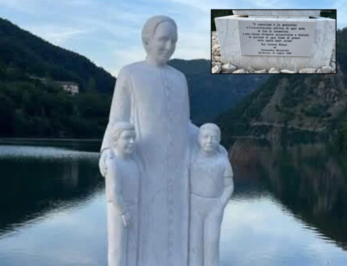 Don Milani, inaugurata la statua con frase anti-comunista: scoppia la polemica