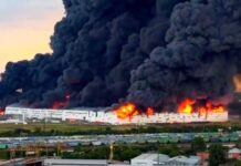 Droni ucraini in Russia, almeno due morti e incendi nei siti industriali: colpiti Wildberries e raffinerie