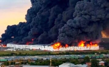 Droni ucraini in Russia, almeno due morti e incendi nei siti industriali: colpiti Wildberries e raffinerie