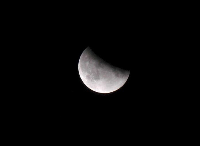 Eclissi di Luna, dalle ipotesi transilvaniche alle micro‑maree: i fake degli effetti sul corpo