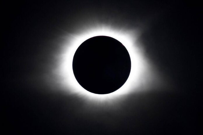 Eclissi, ecco dove si vedrà meglio in Italia e con il buio lo spettacolo delle ‘stelle cadenti’