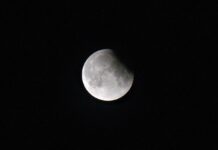 Eclissi lunare del 28 agosto, a che ora e dove vederla in Italia: la mappa e i consigli