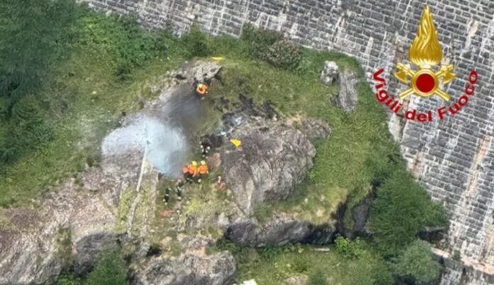 Elicottero precipita e prende fuoco in Piemonte: due morti a Ossola