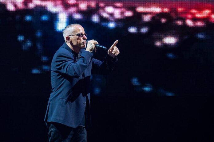 Eros Ramazzotti stop al tour, operato alle corde vocali: “Dovremo aspettare il 2027”
