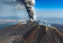 Eruzione Etna, voli in arrivo sospesi fino alle 12 all’aeroporto di Catania
