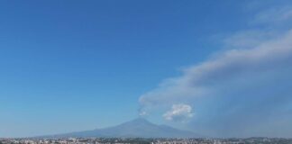 Etna, cenere sull’aeroporto di Catania e nuove limitazioni: 12 arrivi ogni ora fino alle 18