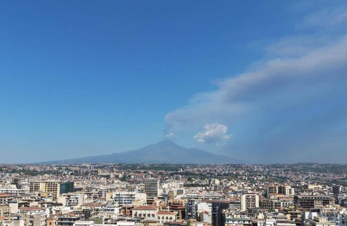 Etna, cenere sull’aeroporto di Catania e nuove limitazioni: 12 arrivi ogni ora fino alle 18