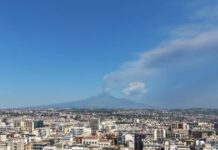 Etna, nube di cenere di 4 chilometri dal vulcano: scatta allerta rossa per l’aviazione